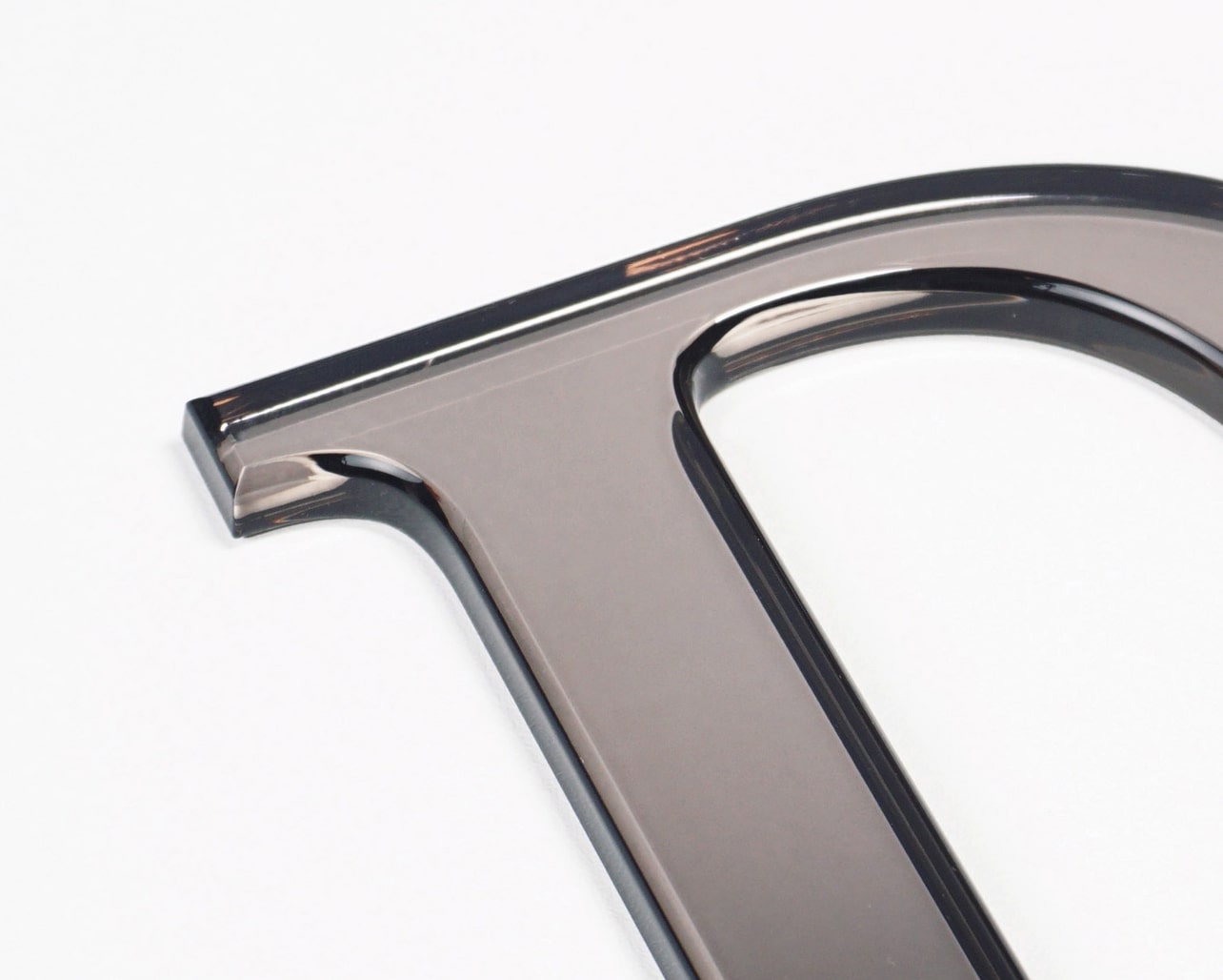 Type: Crystal Letter 5mm Thick / 2mm Round + Semi-Straight Cut Finish: Smoke Mirror