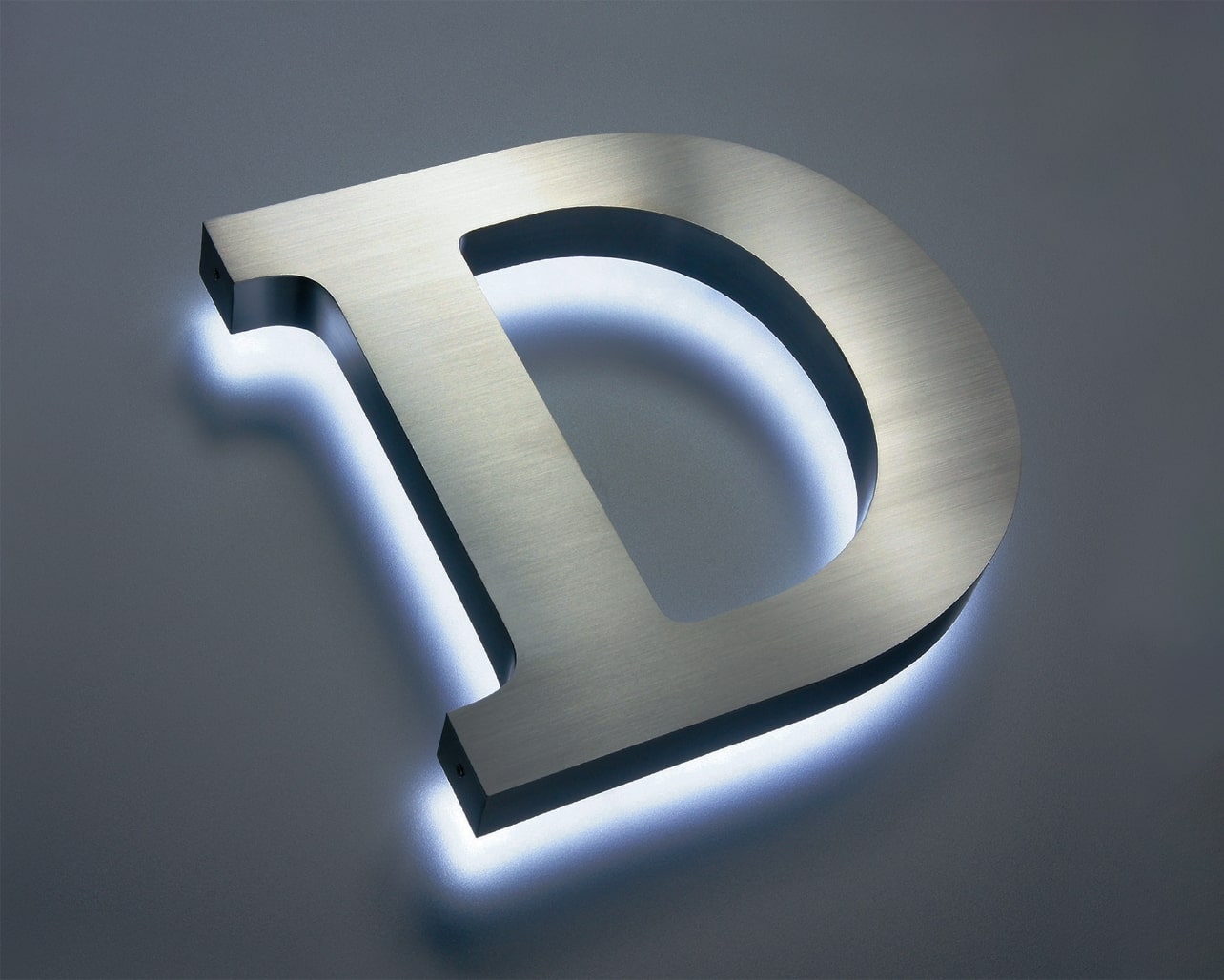 Body: Stainless Steel Channel Brushed Finish Light Source:LED Module Natural White