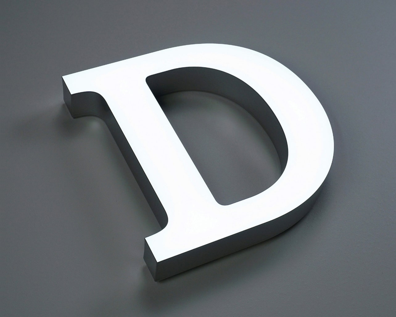 Body: Special Luminance Resin 20mm Thick/ Straight Cut Sparkle Silver Painted sides Light Source: SMD-LED Natural White
